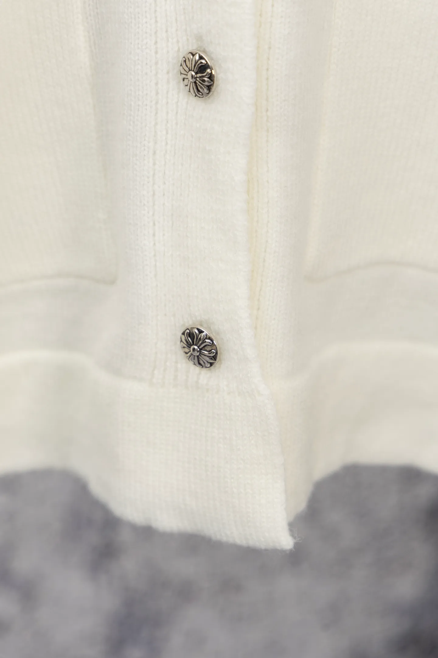 P240 -Chrome Hearts/Chrome Hearts Colorful cross leather cardigan jacket sweater. High weight, high density and high quality. The wool is soft, delicate and skin-friendly. It feels soft and silky. It has excellent warmth and skin-friendly properties. It is custom-woven and dyed without color difference. No matter the fabric or workmanship details, it is better than the ordinary version on the market. -The hardware and zipper accessories are all customized and full of details. Crow autumn and winter super heavy embroidery ➕ positioning leather label long-sleeved knitted cardigan lazy outer wear mid-length sweater -Colour: black white Size: S M L